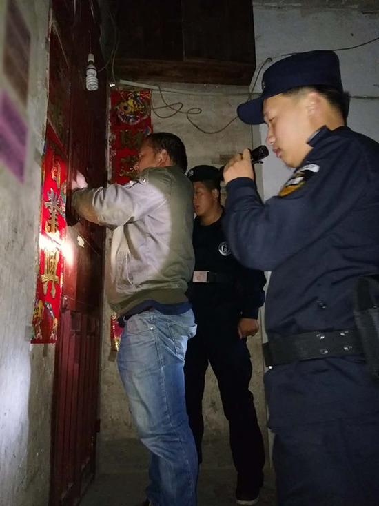 仁怀粗心妈妈误将幼女锁家中 